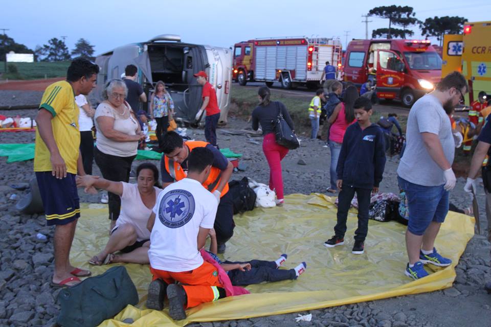 Duas crianças e uma idosa morreram devido ao tombamento de um ônibus na BR-376, perto de Ponta Grossa | Fábio Matavelli