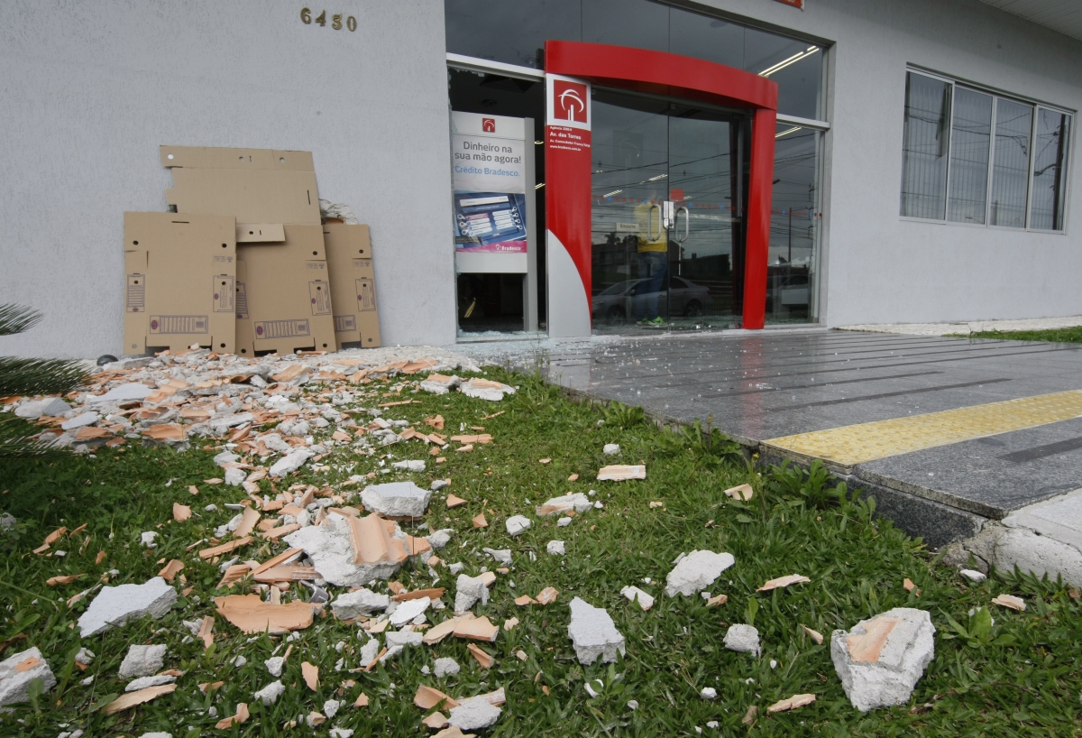 Parede ficou destruída após o ataque | Aniele Nascimento/Agência de Notícias Gazeta do Povo