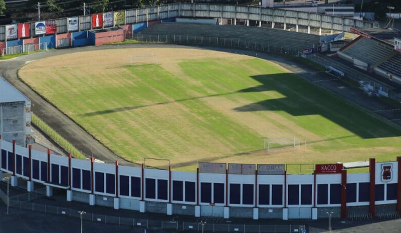 Infestação de lagartas danificou o gramado da Vila Capanema para a estreia do Campeonato Paranaense | Giuliano Gomes / Gazeta do Povo