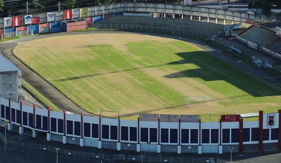 Infestação de lagartas danificou o gramado da Vila Capanema para a estreia do Campeonato Paranaense | Giuliano Gomes / Gazeta do Povo