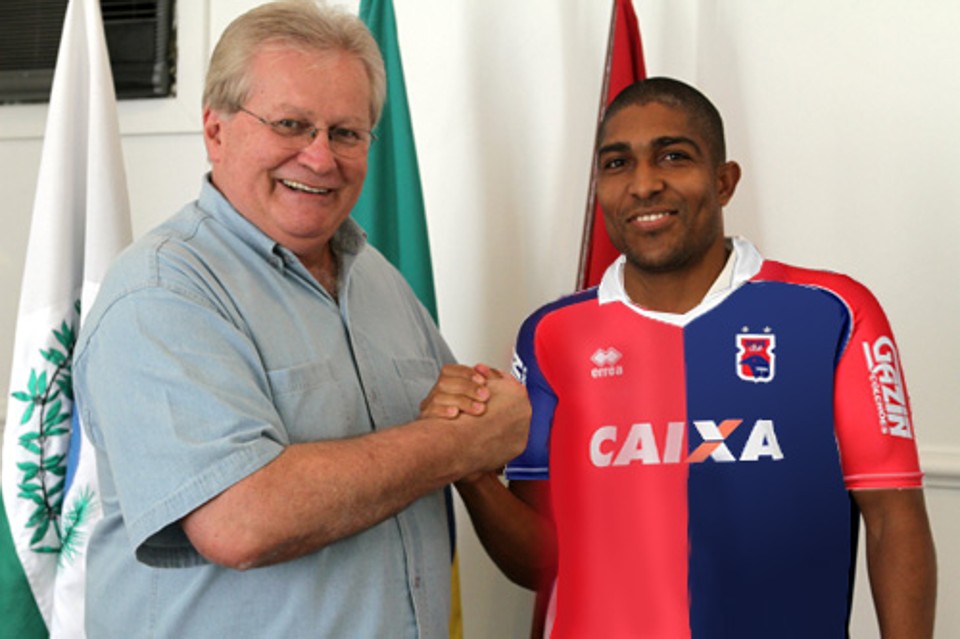 Ricardo Conceição e o presidente Rubens Bohlen, na infalível foto após as contratações do Paraná. | Divulgação/ Paraná Clube