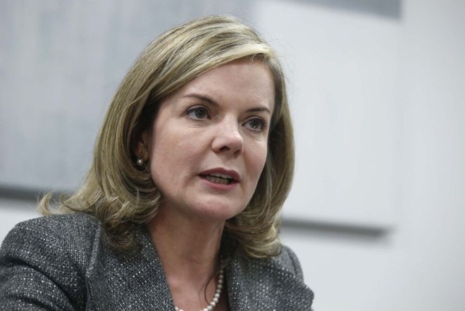 Nunca sabe de nada. É só surpresa. Parece um Kinder Ovo-Gleisi Hoffmann, candidata do PT ao governo do Paraná, sobre Beto RIcha, em debate | 