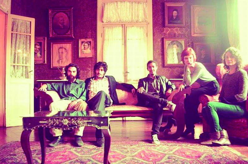 Urubu Comum se passa num apartamento em São Paulo, onde um casal vive cotidiano nonsense | Divulgação