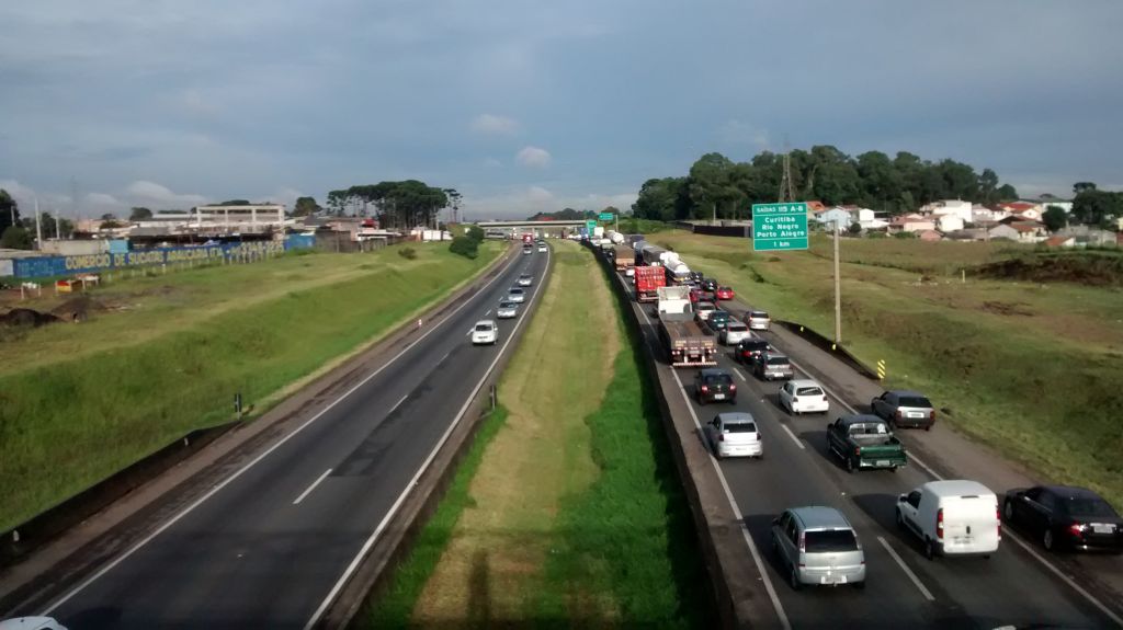 Com protesto de metalúrgicos, Contorno Sul ficou com trânsito engarrafado nas proximidades da Bosch e da Volvo | Antonio More / Gazeta do Povo