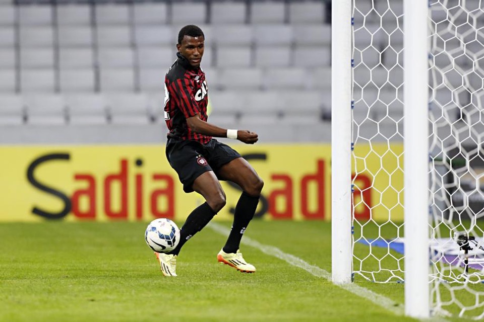 Douglas Coutinho: transferência para a Europa tem de ser definida até quarta-feira | Albari Rosa / Gazeta do Povo