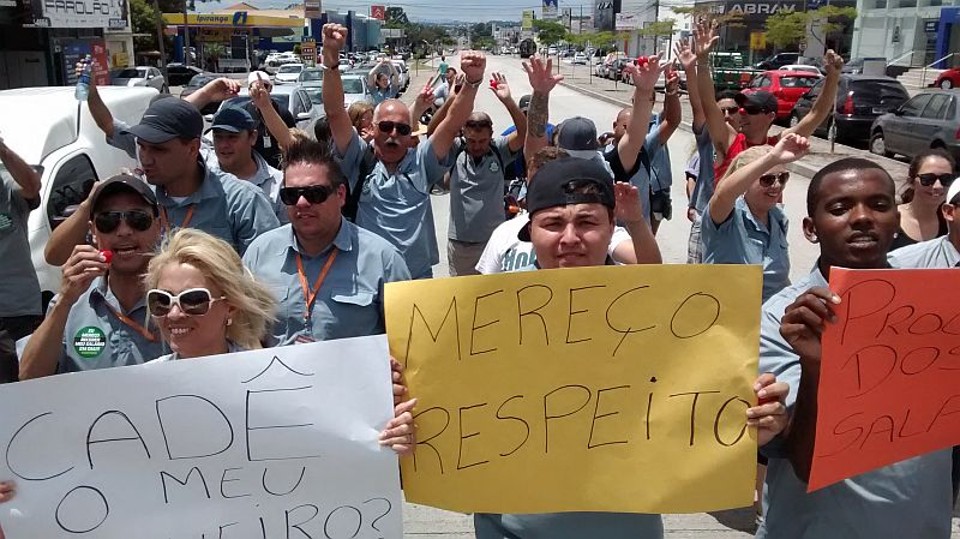 Motoristas e cobradores vão em direção ao Tribunal Regional do Trabalho (TRT) | Gazeta do Povo