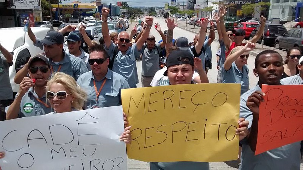 Motoristas e cobradores vão em direção ao Tribunal Regional do Trabalho (TRT)