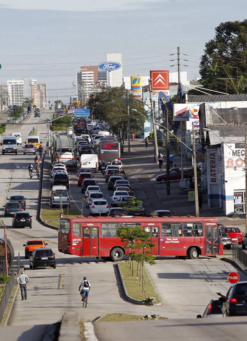 Ônibus atravessados nas canaletas prejudicaram o transporte alternativo ontem | Antônio More/Gazeta do Povo