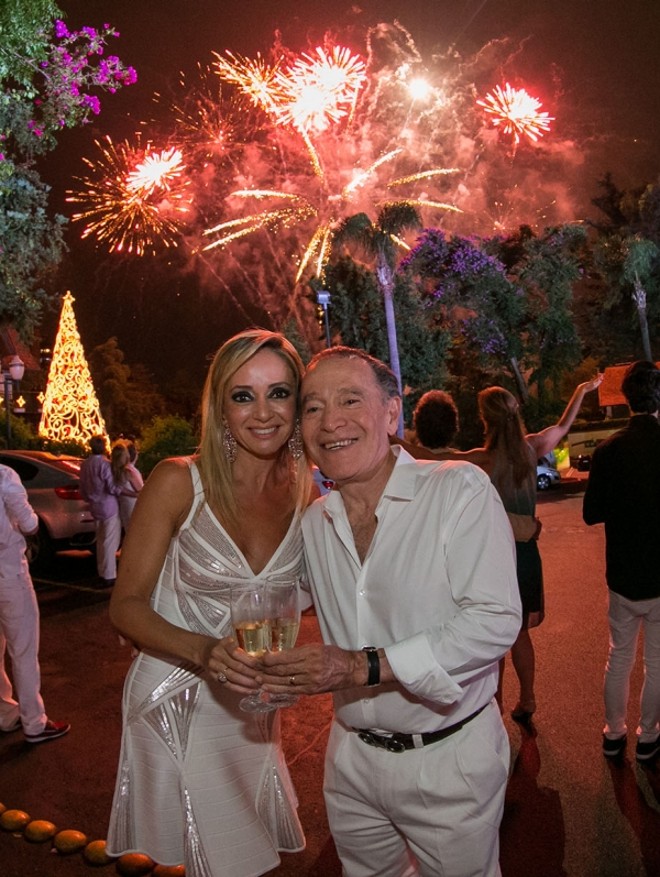 O casal Adriana Winter e João Carlos Ribeiro, ele presidente do Graciosa Country Club, curte o deslumbrante show de fogos no réveillon do clube | 