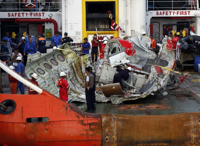Parte da fuselagem do avião que já foi retirada do mar de Java | Darren Whiteside/Reuters