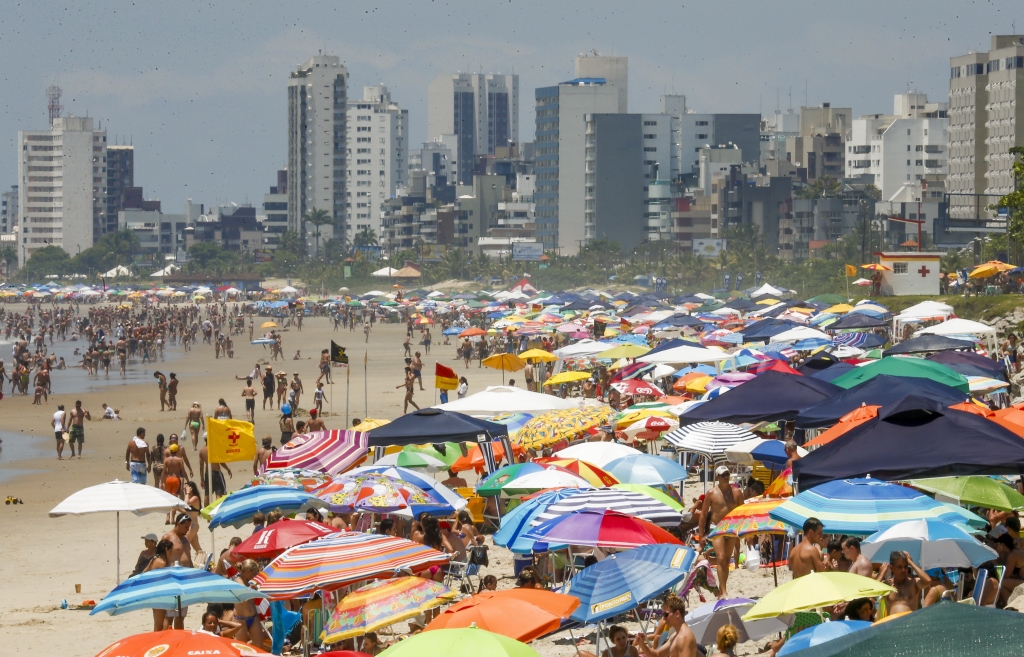 Início de 2015 com sol deve lotar praias do Litoral nesta quinta-feira (1º) | Hugo Harada/Agência de Notícias Gazeta do Povo