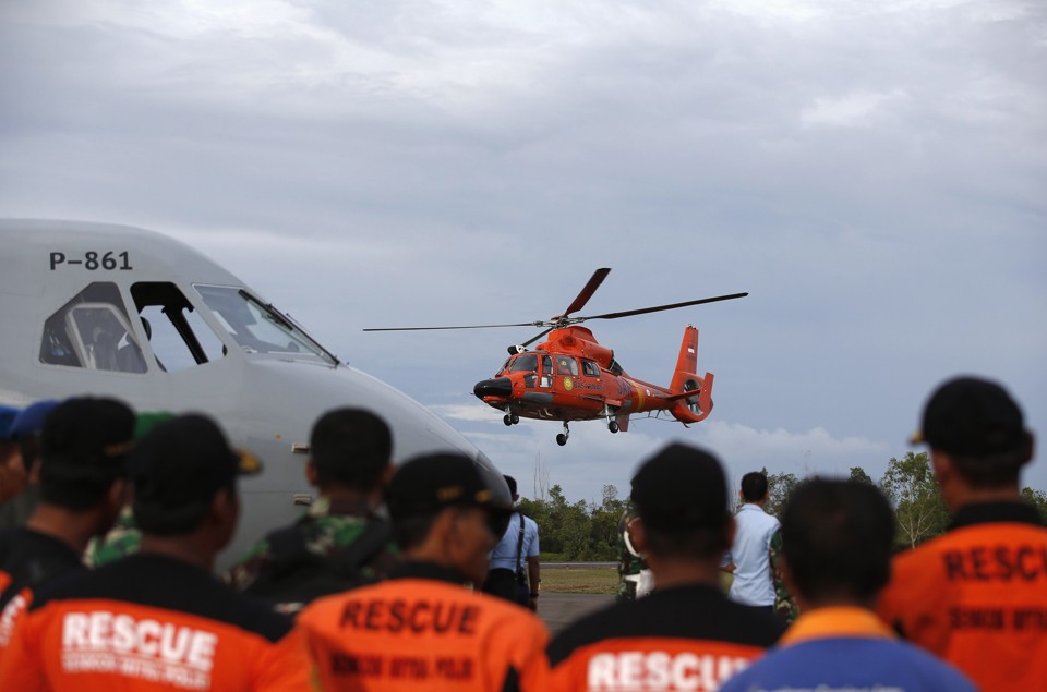 Equipes trabalham para resgatar os corpos das vítimas e partes do avião da AirAsia | REUTERS/Darren Whiteside