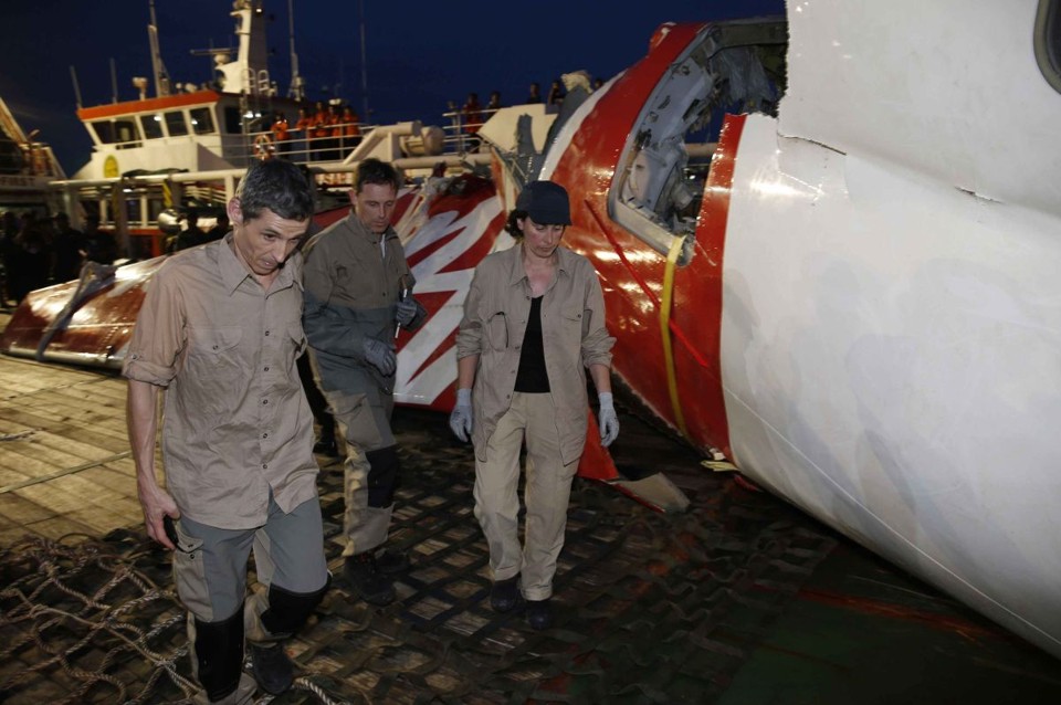 No sábado (10), a cauda do avião (foto) foi recuperada a cerca de 1 km do local onde sinais fracos e intermitentes emitidos pelas caixas-pretas foram identificados | REUTERS/Darren Whiteside