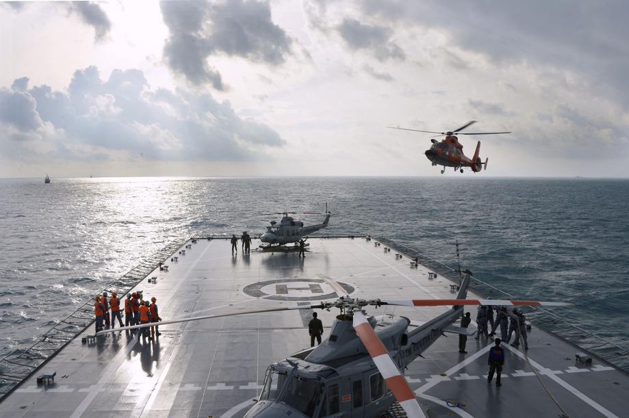 Buscas pelos destroços e por vítimas da queda do avião da AirAsia no Mar de Java | REUTERS/Adek Berry