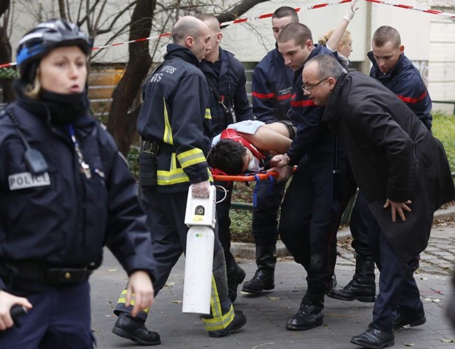 Equipe socorre uma das vítimas do atentado ao jornal Charlie Hebdo, em paris | REUTERS/Jacky Naegelen