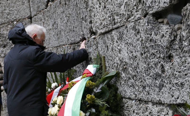 Sobrevivente toca o muro da morte durante cerimônia em Auschwitz | Laszlo Balogh/Reuters
