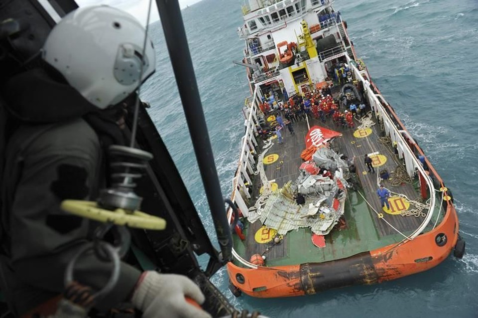 Ajudados por um guindaste e bolsas de ar, os oficiais indonésios conseguiram desenterrar os destroços presos no limo marinho | EFE/EPA/PRASETYO UTOMO/POOL