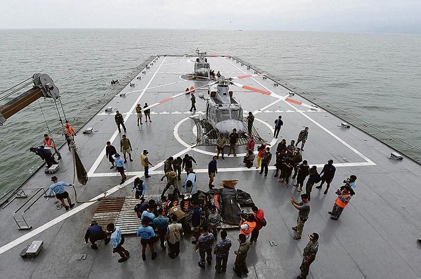 Mesmo com mau tempo, militares trabalham na remoção dos corpos e destroços encontrados no mar | Pool/Reuters