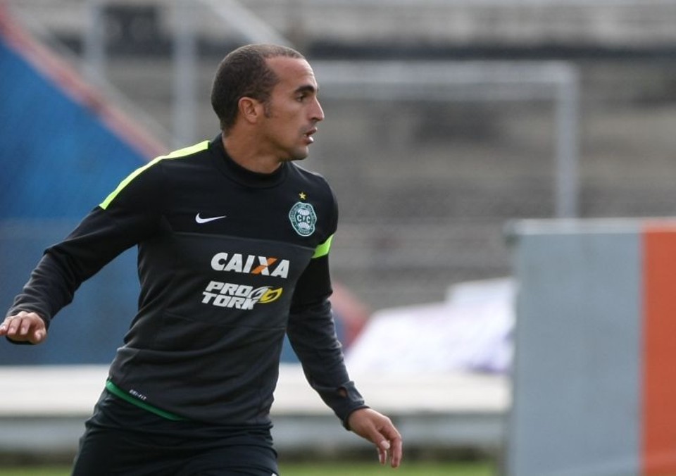 O volante Gil deve acertar nesta quarta-feira os detalhes de seu empréstimo à Chapecoense para a temporada 2015. | Aniele Nascimento/Gazeta do Povo