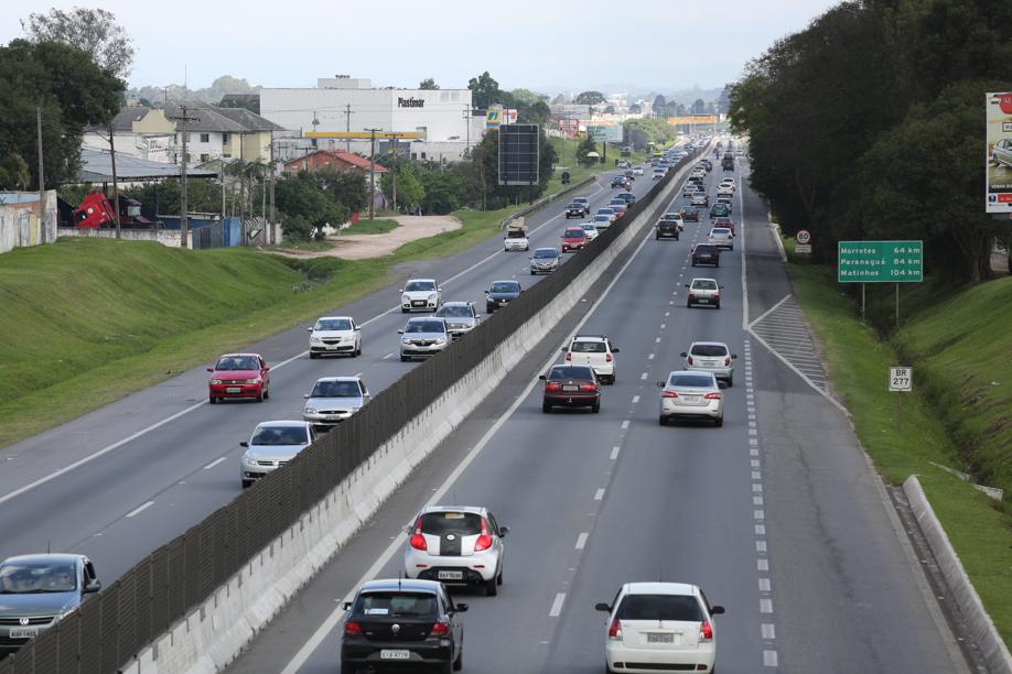 Movimento de veículos na BR-277, entre Curitiba e as praias do Paraná | Ivonaldo Alexandre / Arquivo / Gazeta do Povo