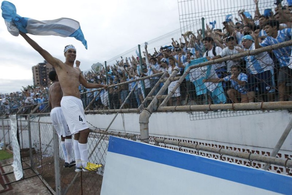 Zagueiro Gilvan comemora o título do Londrina em 2014 | Felipe Rosa/ Gazeta do Povo