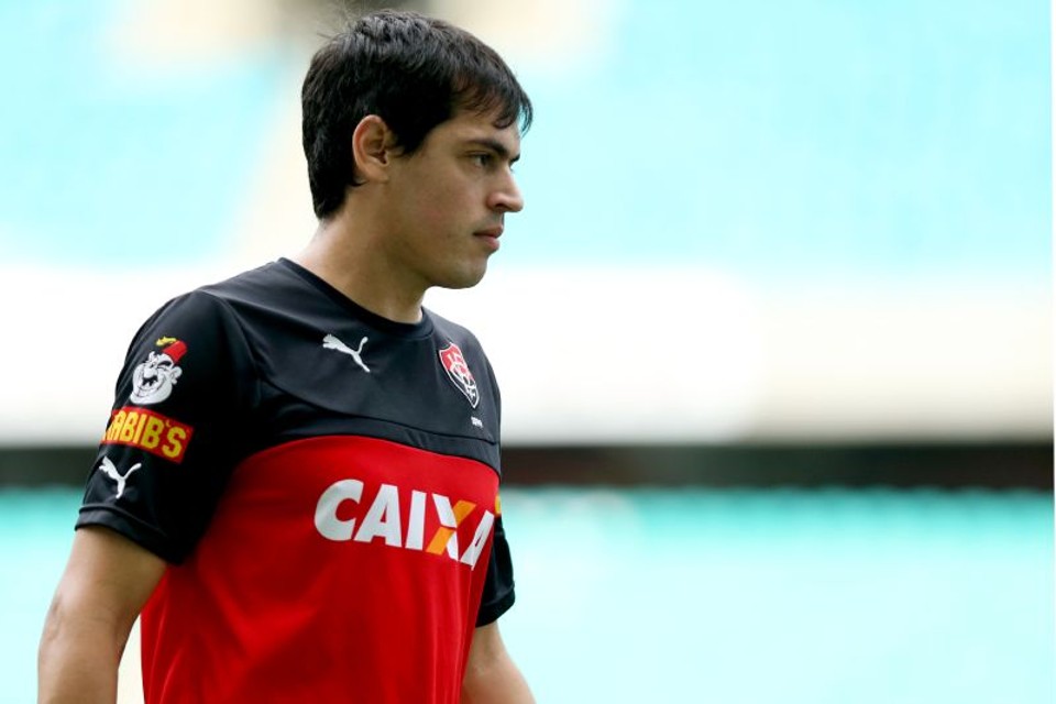 O paraguaio Cáceres, ex-Vitória, está perto de ser anunciado como reforço do Coritiba. | Felipe Oliveira/EC Vitória/Divulgação