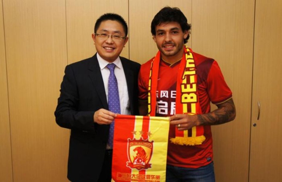 Destaque do Brasileirão pelo Cruzeiro, Ricardo Goulart é apresentado no chinês Guangzhou Evergrande | Reprodução Facebook Guangzhou Evergrande