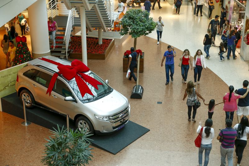 Sorteio de carros e promoções de fim de ano ajudaram a impulsionar as vendas em shoppings | Hugo Harada/Gazeta do Povo