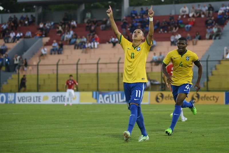Marcos Guilherme comemora o primeiro dos dois gols do Brasil na estreia do Sul-Americano sub-20: meia foi o destaque na vitória sobre o Chile | EFE