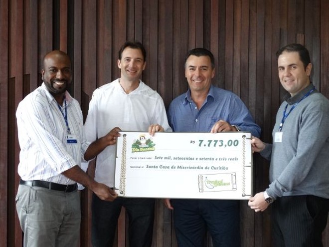 Na entrega da renda do Tropical Dia Bacana, Eduardo de Oliveira Filho e Paulo Rogerio Zaias, da captação de recursos de saúde do Grupo Marista (à esq.), com Tiara Kaufmann, sócio-proprietário da redeTropical Banana, e Rodrigo Gomes da Silva, da Santa Casa |