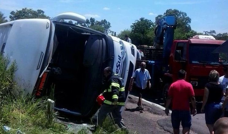 O acidente aconteceu por volta das 14h, quando um ônibus, que seguia de Porto Alegre e Tramandaí, perdeu o controle em uma curva e tombou | Brigada Militar / RS