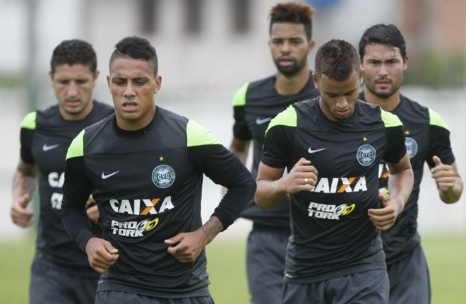 Dudu treina com Pedro Ken (ao fundo, à direita): meia que retorna ao Coxa era a inspiração do novato quando era infantil | Aniele Nascimento / Gazeta do Povo