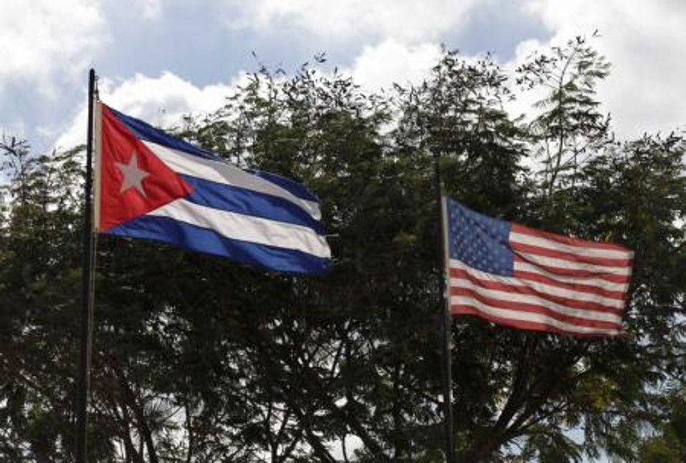 Bandeiras de Cuba e dos Estados Unidos em Havana | REUTERS/Enrique De La Osa