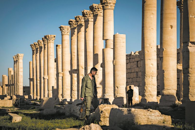 O patrimônio de um país quase sempre é a baixa de guerra de outro. Soldados sírios no Templo de Bel, ruína de uma civilização antiga em Palmira | Sergey Ponomarev para The New York Times