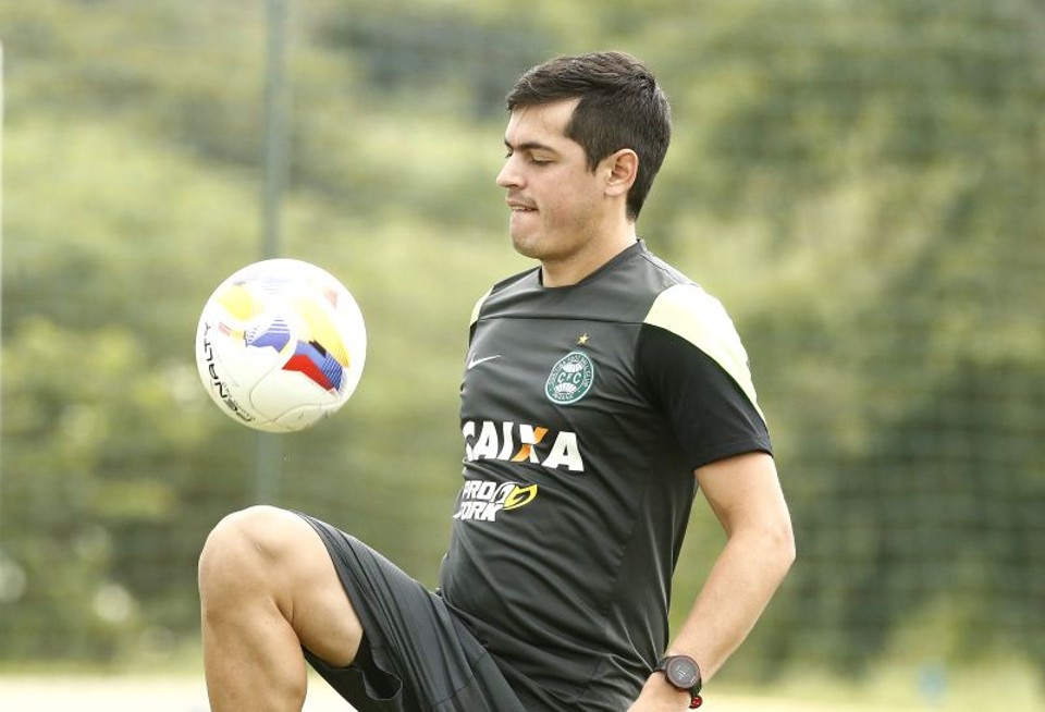 Cáceres, novo reforço do Coritiba, afirma que a saída de bola é uma de suas principais qualidades | Hugo Harada / Gazeta do Povo