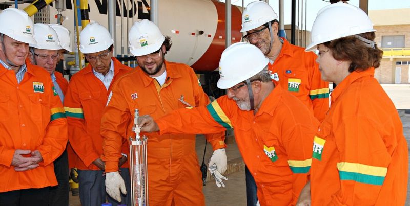 A então ministra da Casa Civil, Dilma Rousseff , com Lula, na inauguração do gasoduto em Itabuna (BA), em março de 2010 | Ricardo Stuckert/Presidência/Arquivo