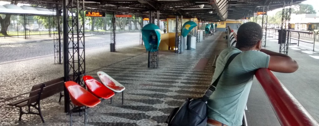Passageiro espera no Terminal do Hauer em dia de greve de ônibus