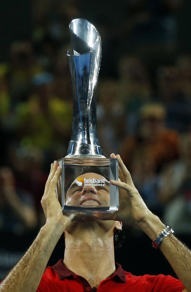 Roger Federer ergue o troféu de Brisbane, bônus da milésima vitória. | Jason Reed/ Reuters