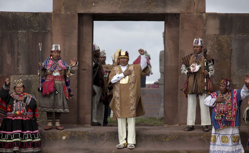 Evo Morales usa vestimenta tradicional durante cerimônia em Tiwanaku | Manuel Claure/Reuters