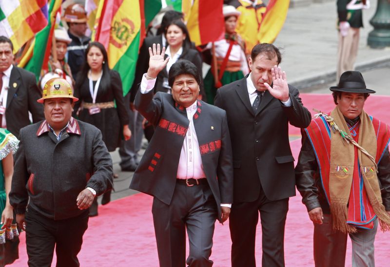 Evo Morales acena ao chegar para a cerimônia de posse | Martin Alipaz/Efe