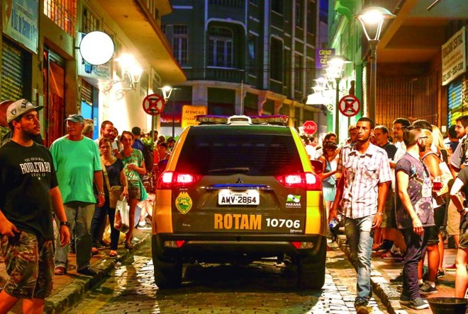 Se essa rua fosse minha: carro da Polícia Militar circula no meio da multidão que ocupa a Rua São Francisco | Hugo Harada