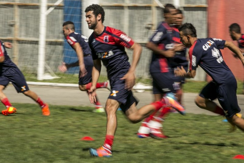 Saída de Alef para o Joinville força o Paraná a contratar um novo zagueiro | Marcelo Andrade / Gazeta do Povo