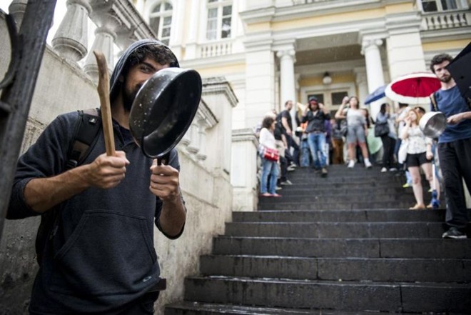 Manifestação começou por volta das 13 horas | 