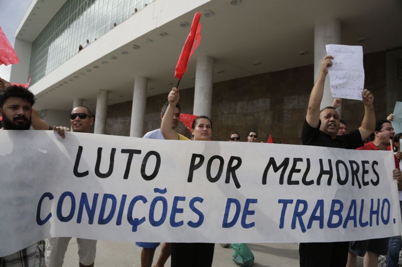 Categoria protestou durante a posse de Richa na quinta-feira | Felipe Rosa/Gazeta do Povo