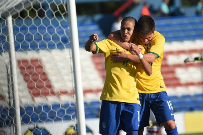 Marcos Guilherme comemora com o companheiro de Atlético Nathan o segundo gol do Brasil sobre o Paraguai no Sul-Americano sub-20 | EFE