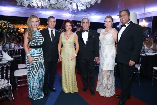 No sofisticado réveillon do hotel Mabu em Foz, o casal Dulcinéia Rocha e Walter Rocha, ele prefeito de Cruzeiro do Oeste (ao centro), ladeados por Bruna Souza e José Gilberto Pratinha (à esq.) e pelo casal Jaqueline Felisbino e Alberto Abujamra (à dir.), presidente do Conselho de Administração da Rede de Hotéis Mabu & Resorts | Wilson Ruanis