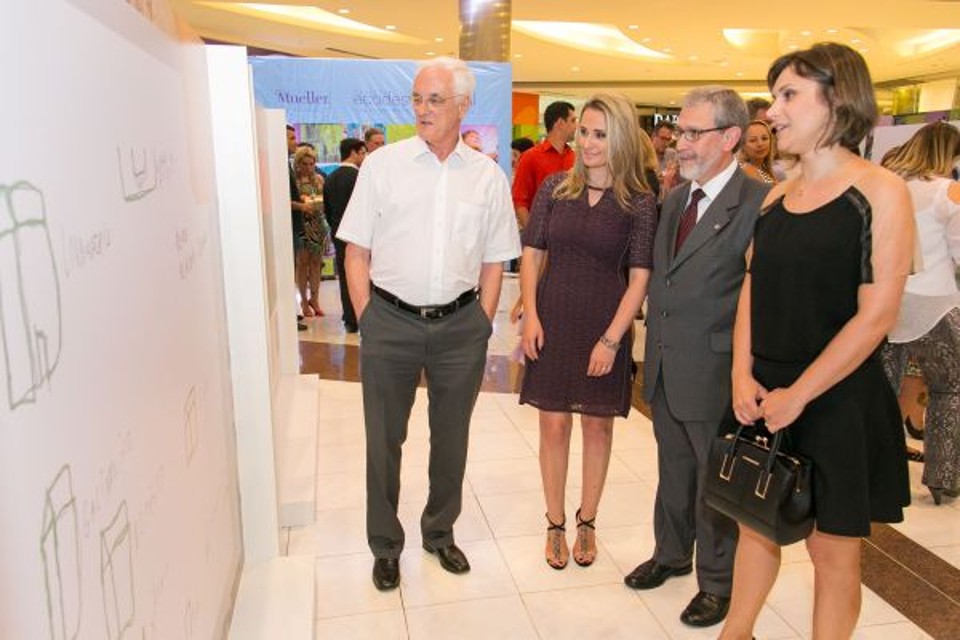 A primeira-dama e presidente da Fundação de Ação Social de Curitiba, Márcia Fruet (de preto), com o diretor administrativo do Shopping Mueller, Laécio Werneck (de camisa branca), a gerente de marketing Melissa Barbosa e Arnaldo Rebello, do UniCuritiba, na abertura da exposição fotográfica que retrata todas as etapas do Projeto Mueller Ecodesign Social, na noite de terça-feira, no Piso Cinemas do shopping. A mostra é patrocinada pelo Centro Universitário Curitiba | Naideron Jr.