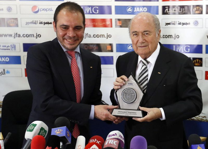 O príncipe jordaniano Ali Bin Al Hussein e o presidente da Fifa, Joseph Blatter, posam juntos para foto. | Jamal Nasrallah/EFE