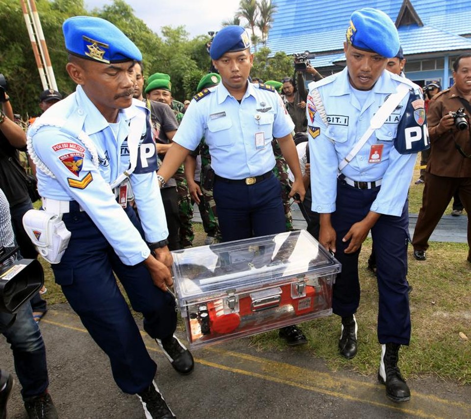 Uma das caixas pretas do avião da AirAsia é recuperada no Mar de Java | EFE/Bagus Indahono