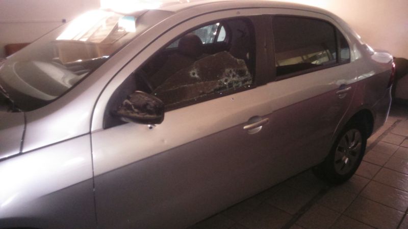 O carro onde estavam os suspeitos, no Bairro Alto, foi atingido por inúmeros disparos | Diego Ribeiro